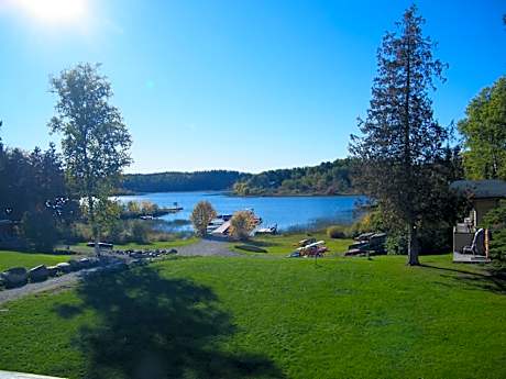 Mowat Landing Cottages