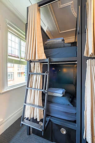 Pod in mixed Dormitory Room