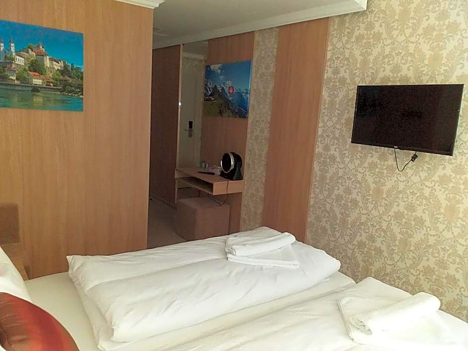 Photo 1 of 4 of Triple Room with Bathroom