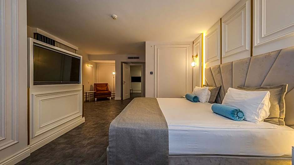 Photo 1 of 9 of Deluxe 1 King Bed with Sofabed Suite