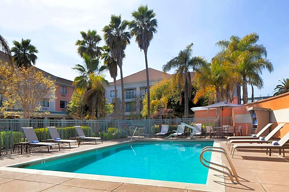 Courtyard by Marriott Oakland Airport