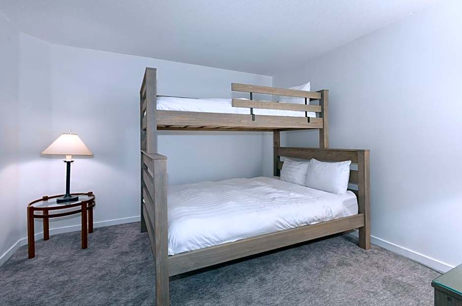 The Woodrun Lodge by Whiski Jack