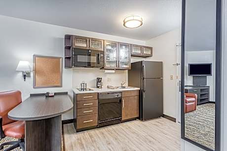 1 Queen Studio Suite