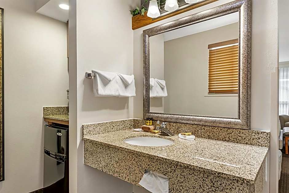 Best Western Plus Silver Saddle Inn