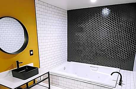 King Room with Hot Tub - Non-Smoking