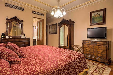 Monica Deluxe Suite