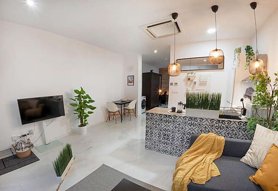 Artistic Digital Retreat-Great Location Near Metro