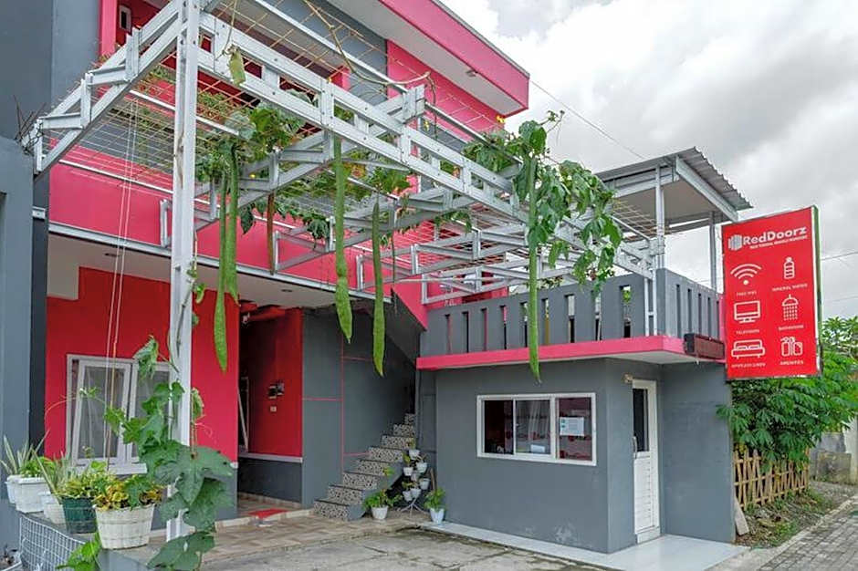 RedDoorz near Terminal Mendolo Wonosobo