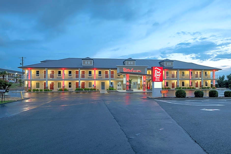 Red Roof Inn & Suites Calhoun