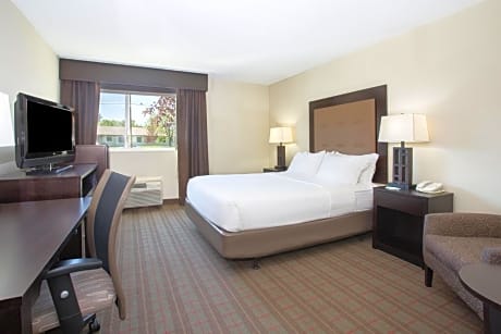 1 Queen Bed Standard