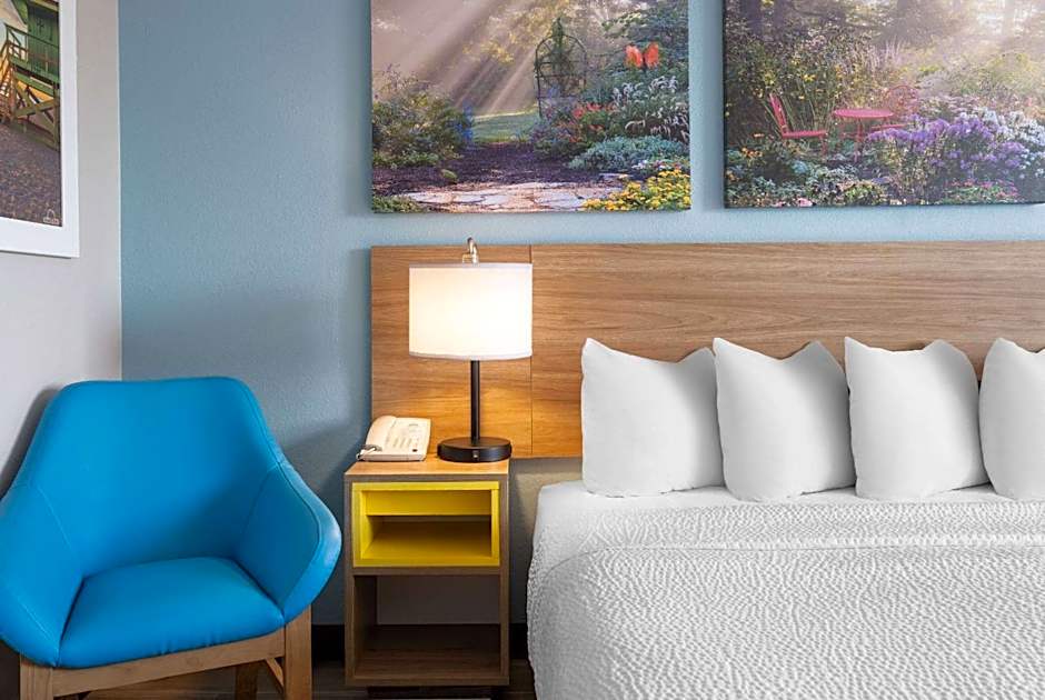 Days Inn by Wyndham Neenah