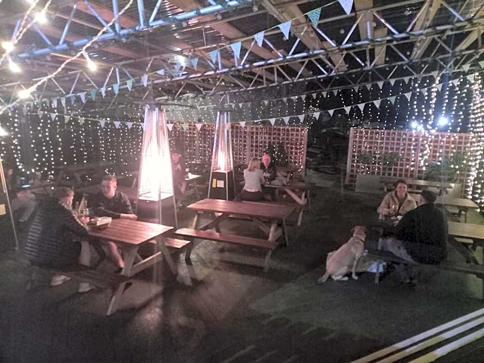 The White Swan, Yeadon