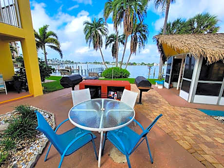 Searenity, Waterside studio in the heart of Treasure Island, walk to beach