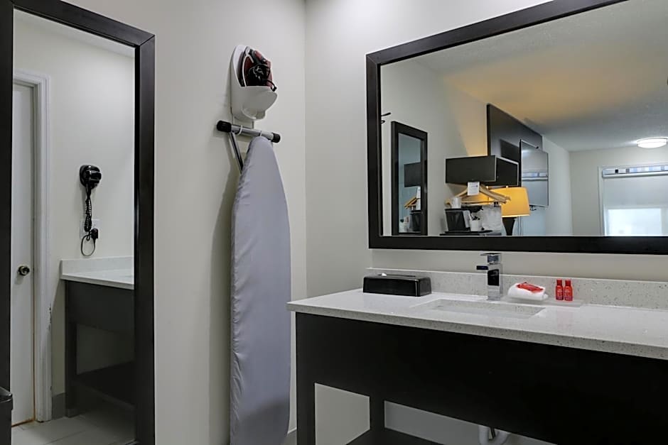 Travelodge by Wyndham Calhoun South I-75