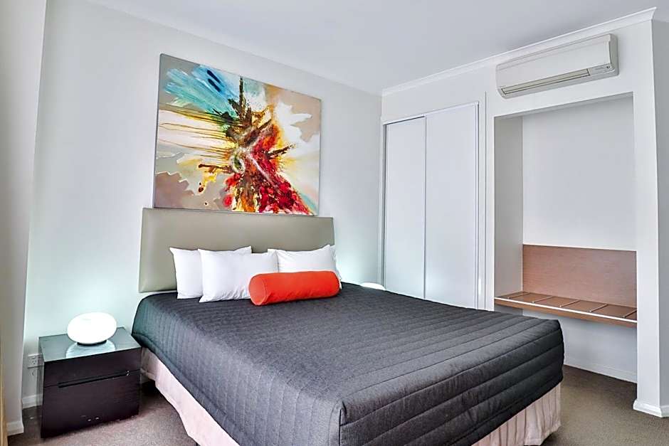 Indulge Apartments - Ontario