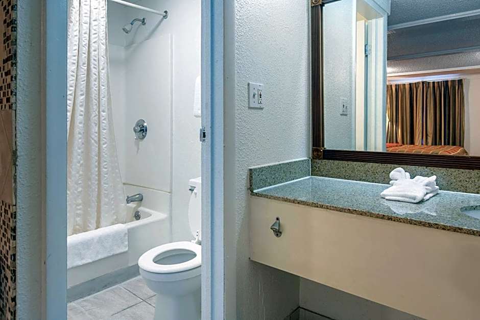 Rodeway Inn Auburn Hills - Detroit