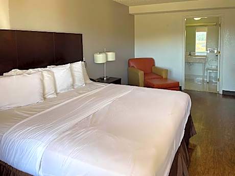 1 King Bed | Mobil Access Tub Nsmk Micfridg