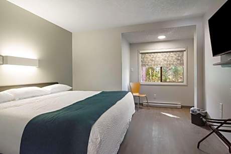 1 Queen Bed  Non-Smoking, Micfridge