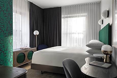 Deluxe Corner King Room with City View