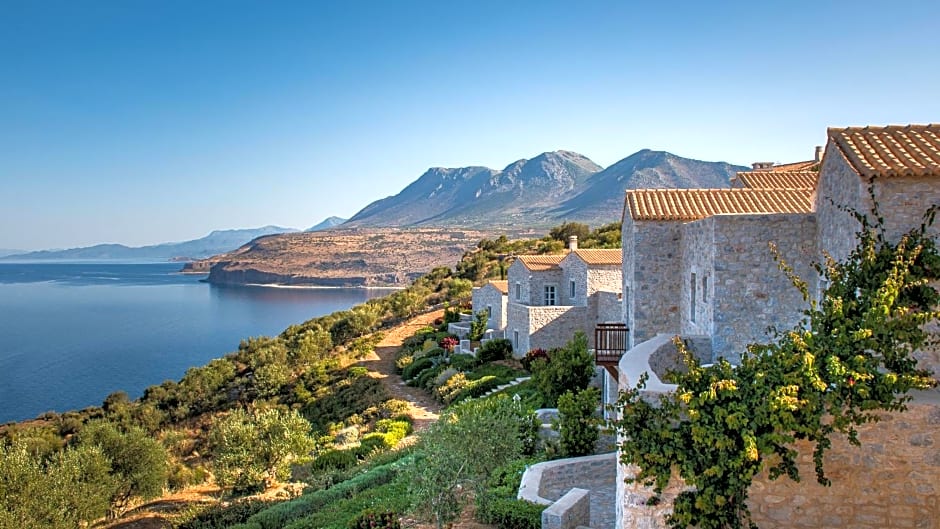 BASSA MAINA Villas & Suites