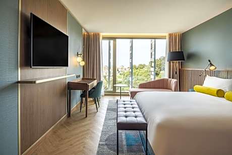 Deluxe King Room with Garden View