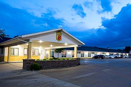 Super 8 by Wyndham Williams