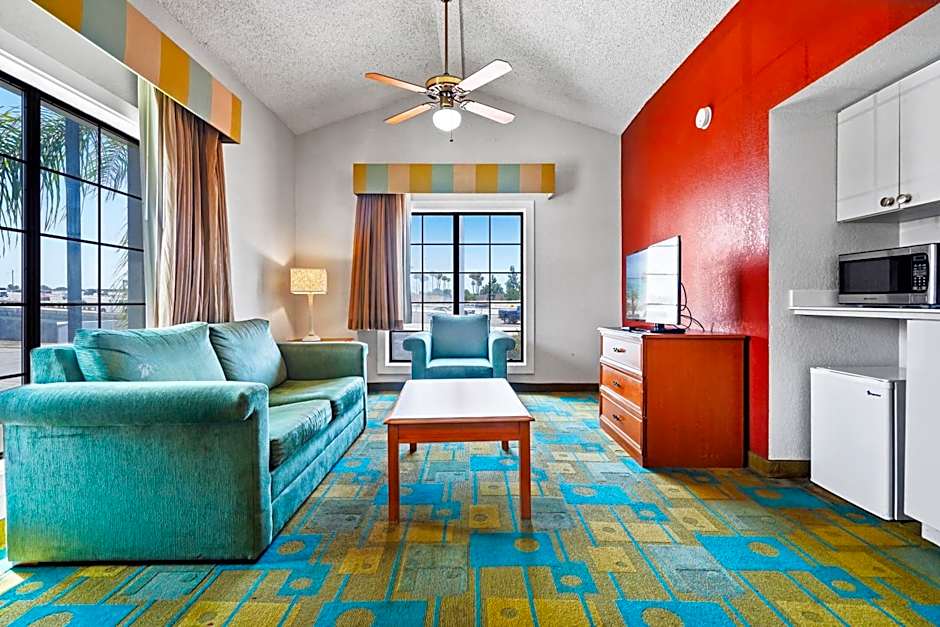 La Quinta Inn by Wyndham Costa Mesa / Newport Beach