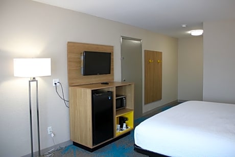 1 King Bed, Mobility/Hearing Accessible Room, Roll-In Shower, Non-Smoking