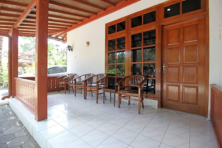 RedDoorz Plus near Alun Alun Selatan 2