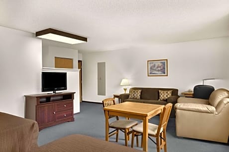 Deluxe Queen Suite - Non-Smoking