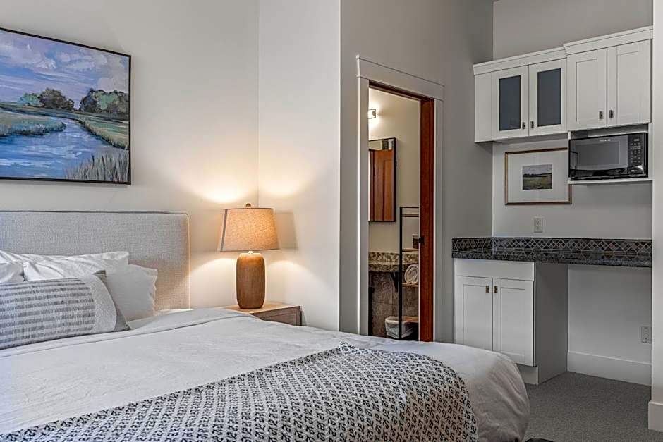 Elevated Penthouse Condo managed by Little Sister Getaways