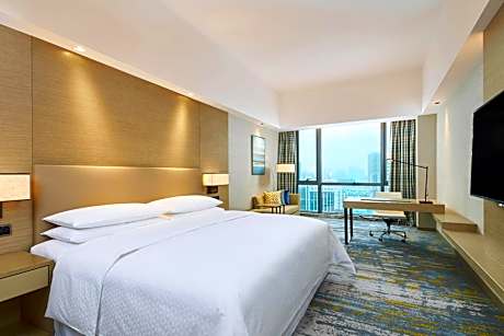 Deluxe Guest Room, 1 King, City View
