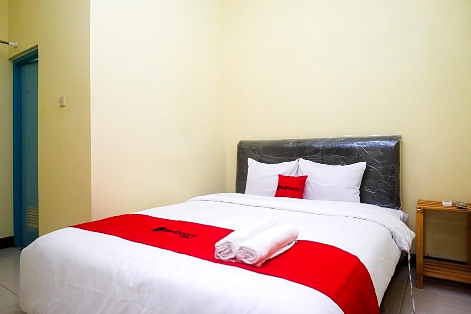 RedDoorz near Tirtonadi Park Solo