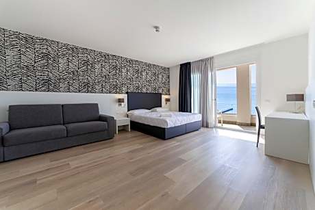 Deluxe Suite with Sea View