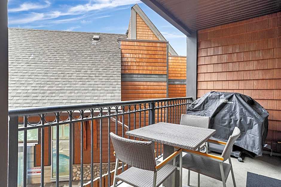 Outstanding Mountain Condo WATERSLIDE and HOT TUB managed by Little Sister Getaways