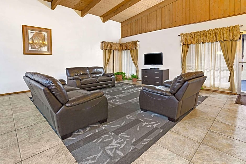 Days Inn & Suites by Wyndham Santa Rosa