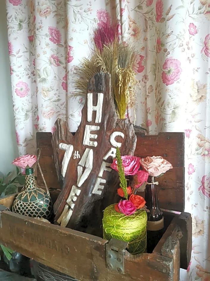 7th Heaven Lodge and Cafe