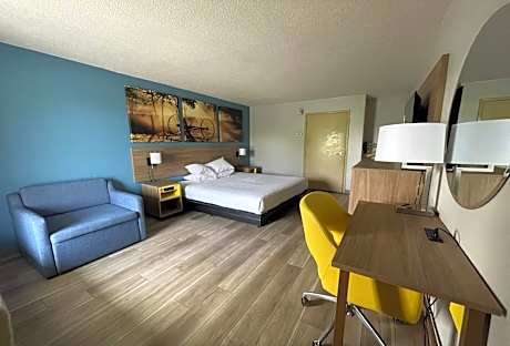 King Room with Roll-In Shower - Mobility Accessible/Non-Smoking
