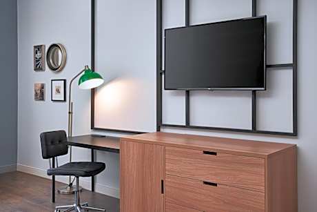 Double Room with Two Double Beds - Disability Access - Roll In Shower/Non-Smoking