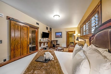 Deluxe King Suite