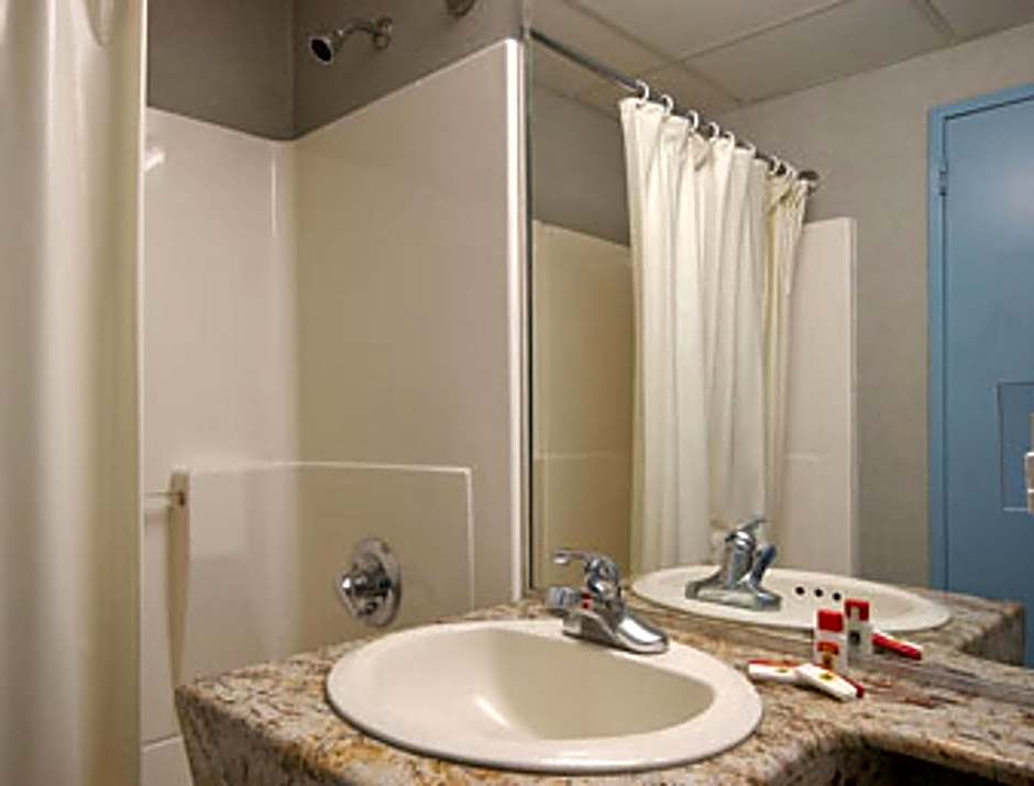 Super 8 by Wyndham Long Island City LGA Hotel