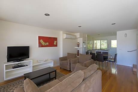 Deluxe One-Bedroom Apartment