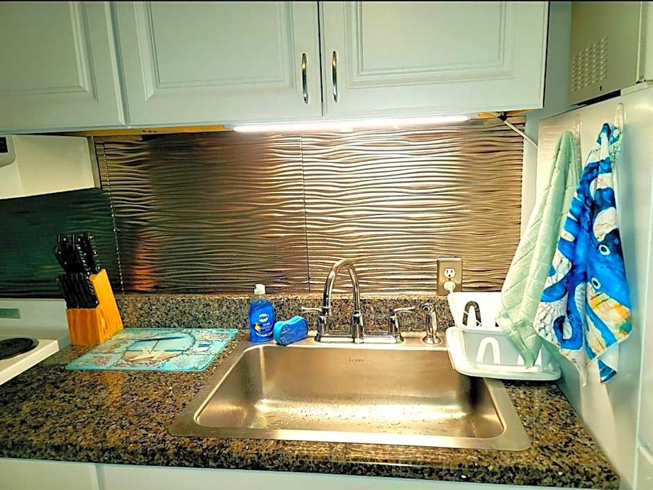 Searenity, Waterside studio in the heart of Treasure Island, walk to beach