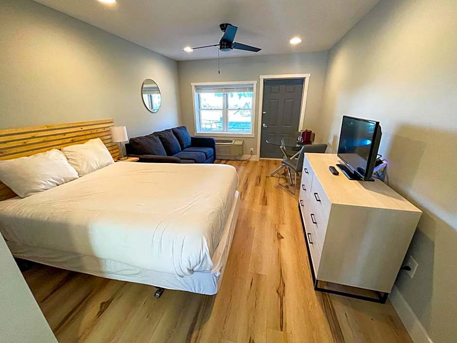 Lake Bluff Inn and Suites