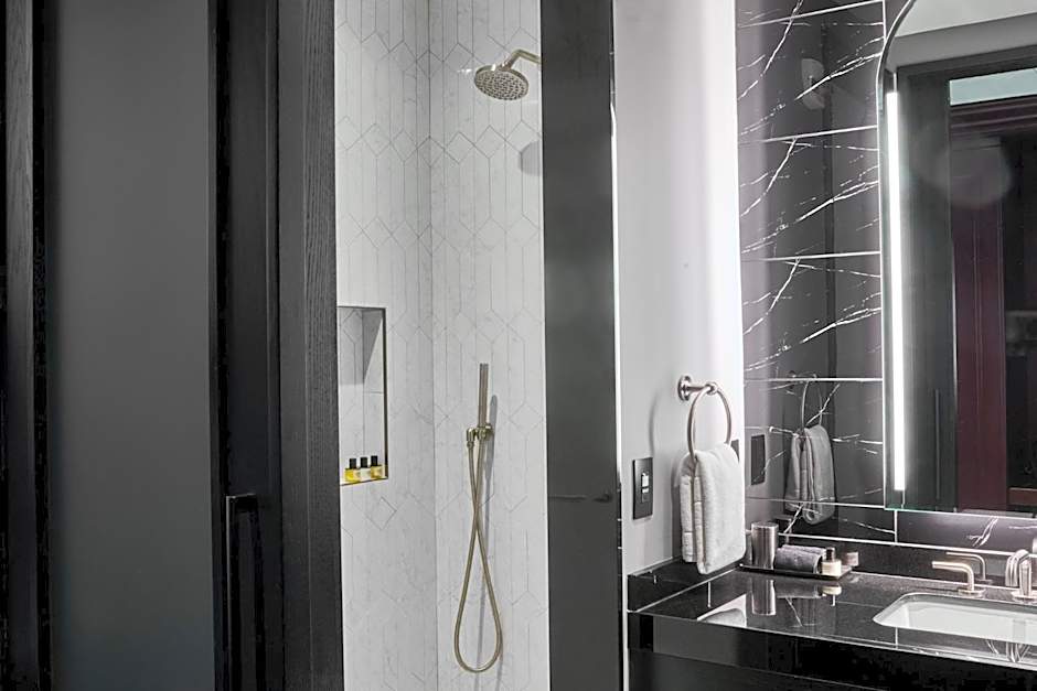 Daxton Hotel Birmingham, Curio Collection by Hilton