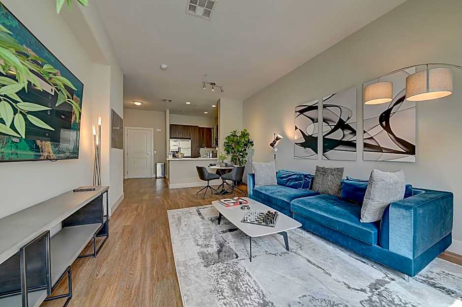 Penthouse One Bedroom Garden View Condo by UCLA