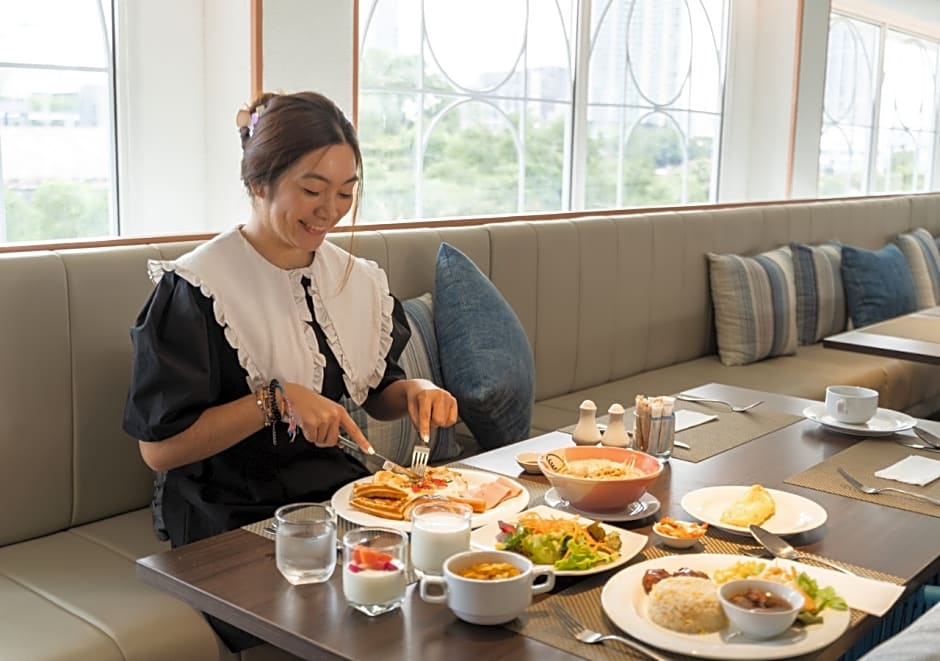 Away Bangkok Riverside Kene