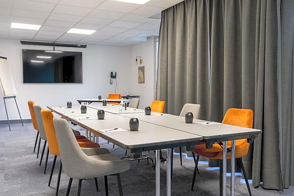 PoMo Hotel & Restaurant