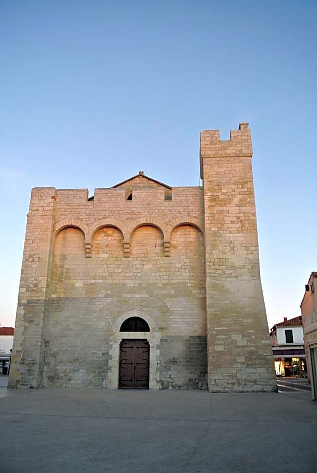 Hotel Les Palmiers En Camargue