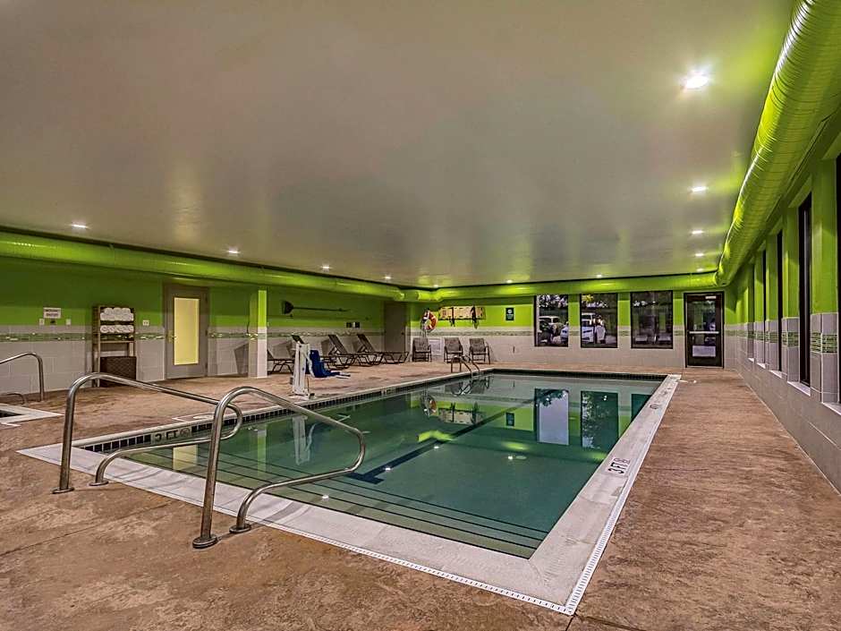 La Quinta Inn & Suites by Wyndham Cleveland Airport West